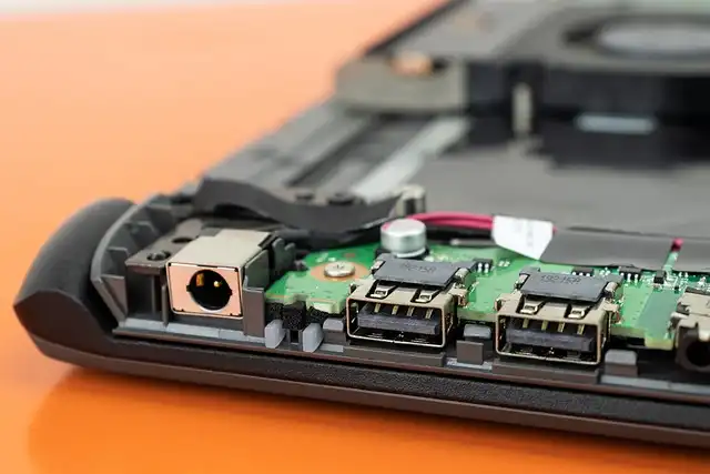 Ugreen USB-C Docking Laptop Stand: Ergonomics & Ports
